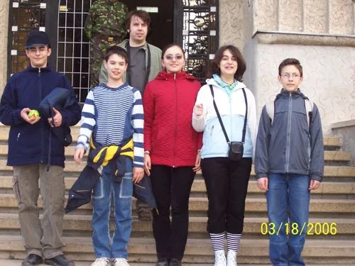 Elevi pe treptele unei clădiri, într-o fotografie din 2006